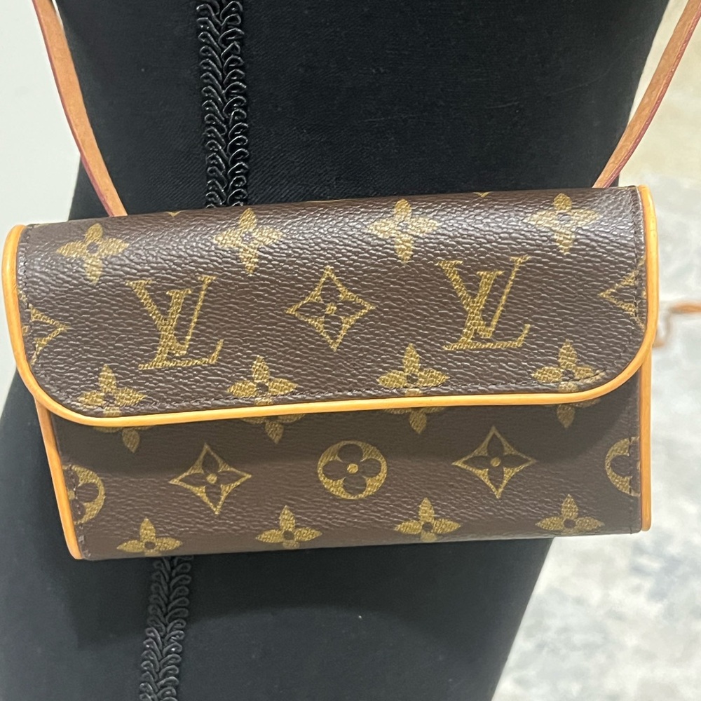 Louis Vuitton Monogram Canvas Crossbody Bag. Pochette Florentine.